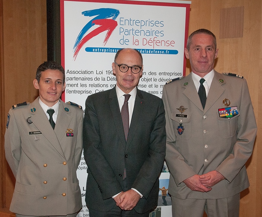 Les deux lauréats de lédition 2017 du Prix de la reconversion des militaires le major Fanny Remarck et le lieutenant colonel Yves Delboë avec Jean Paul Bodin secrétaire général pour ladministration SGA